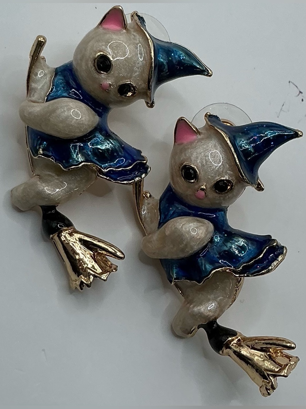 ENAMELED GOLD TONE CUTE KITTIES IN DRESS WITCH HAT BROOM PIERCED EARRINGS NWOT